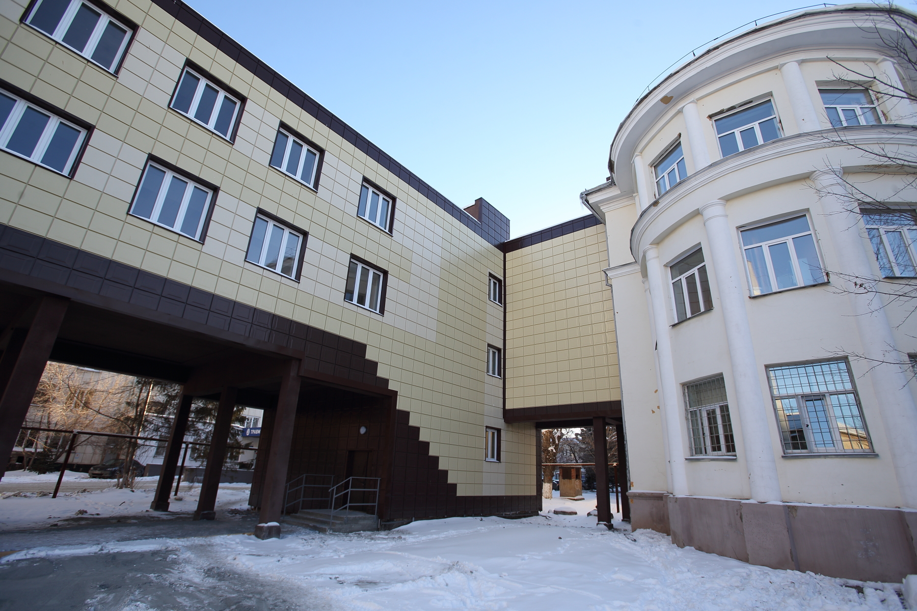 Городская клиническая больница номер 1 в Челябинске теперь имеет теплый переход для удобства как пациентов, так и персонала