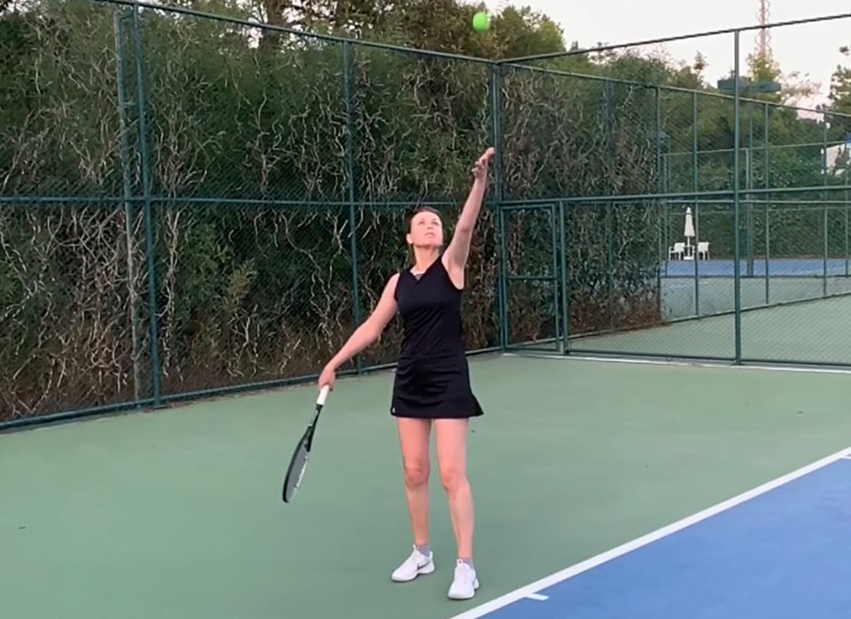 Анастасия Кузьминова играет в теннис