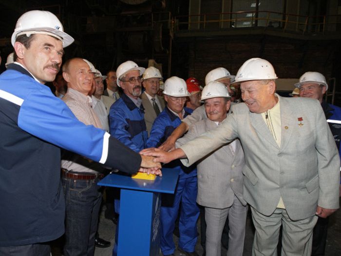 Владимир Путин в 2010 году запустил на ЧМК комплекс по производству сталей
