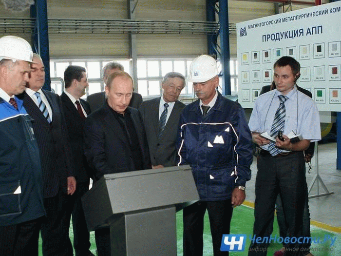 Владимир Путин наживает на кнопку запуска стана 5000 на ММК в 2009 году