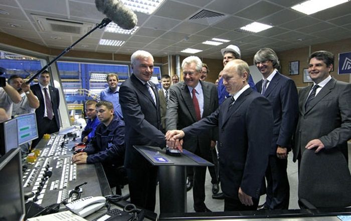 Владимир Путин во время старта работы первой очереди стана «2000» на ММК в 2011 году